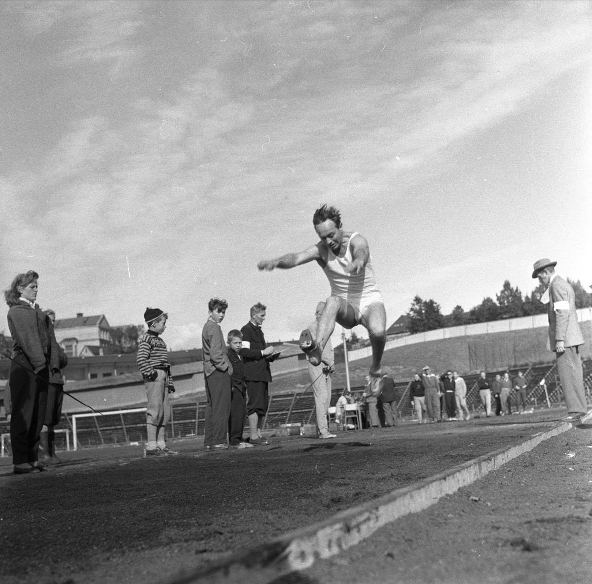 Norge, 17.09.1956. Bygdelag. Nordfjordlaget. Trøndere. Idrettstevne, lengdehopp.