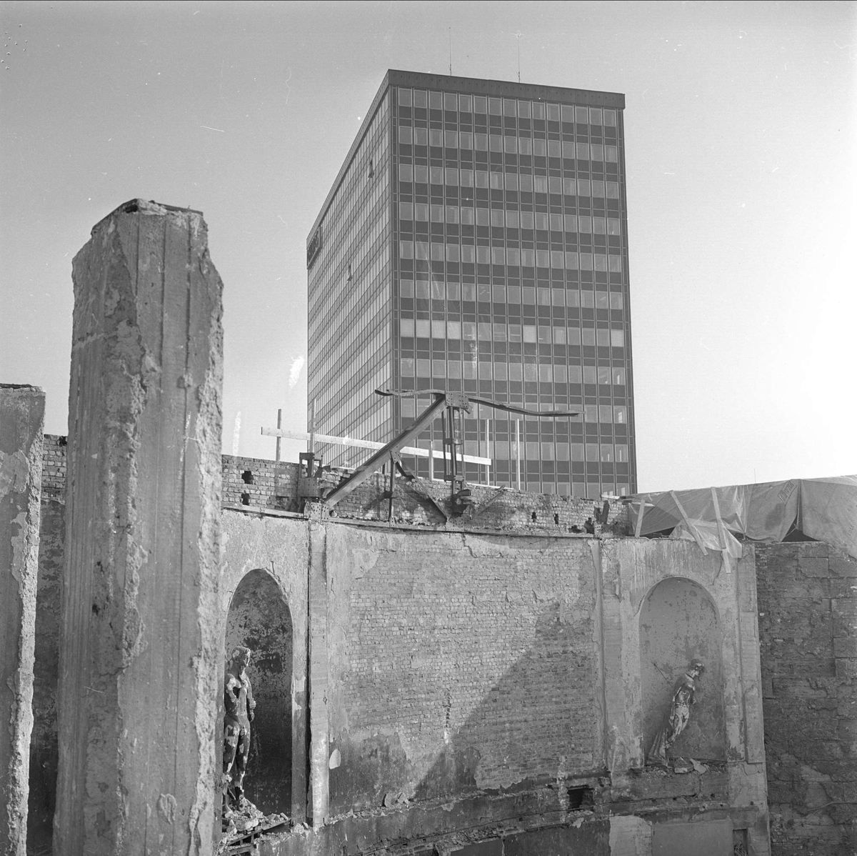 Majorstuen, Oslo. Colosseum kino etter brann. Phillipsbygget i bakgrunnen.