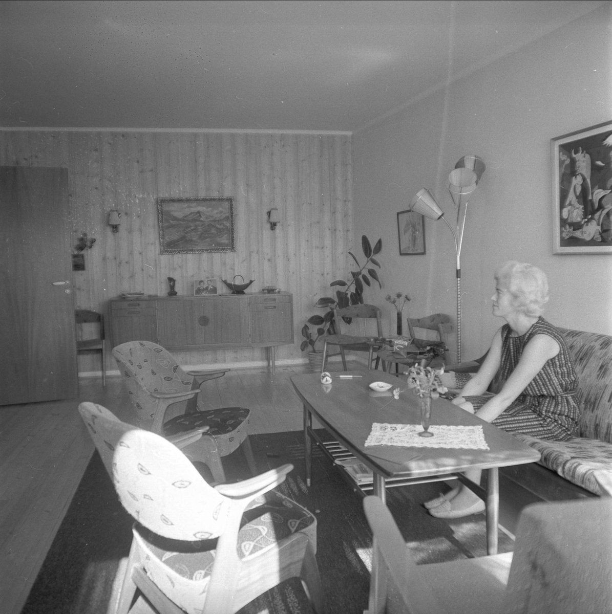 Bogerud, Oslo, antatt 1964. Stue, interiør med kvinne.