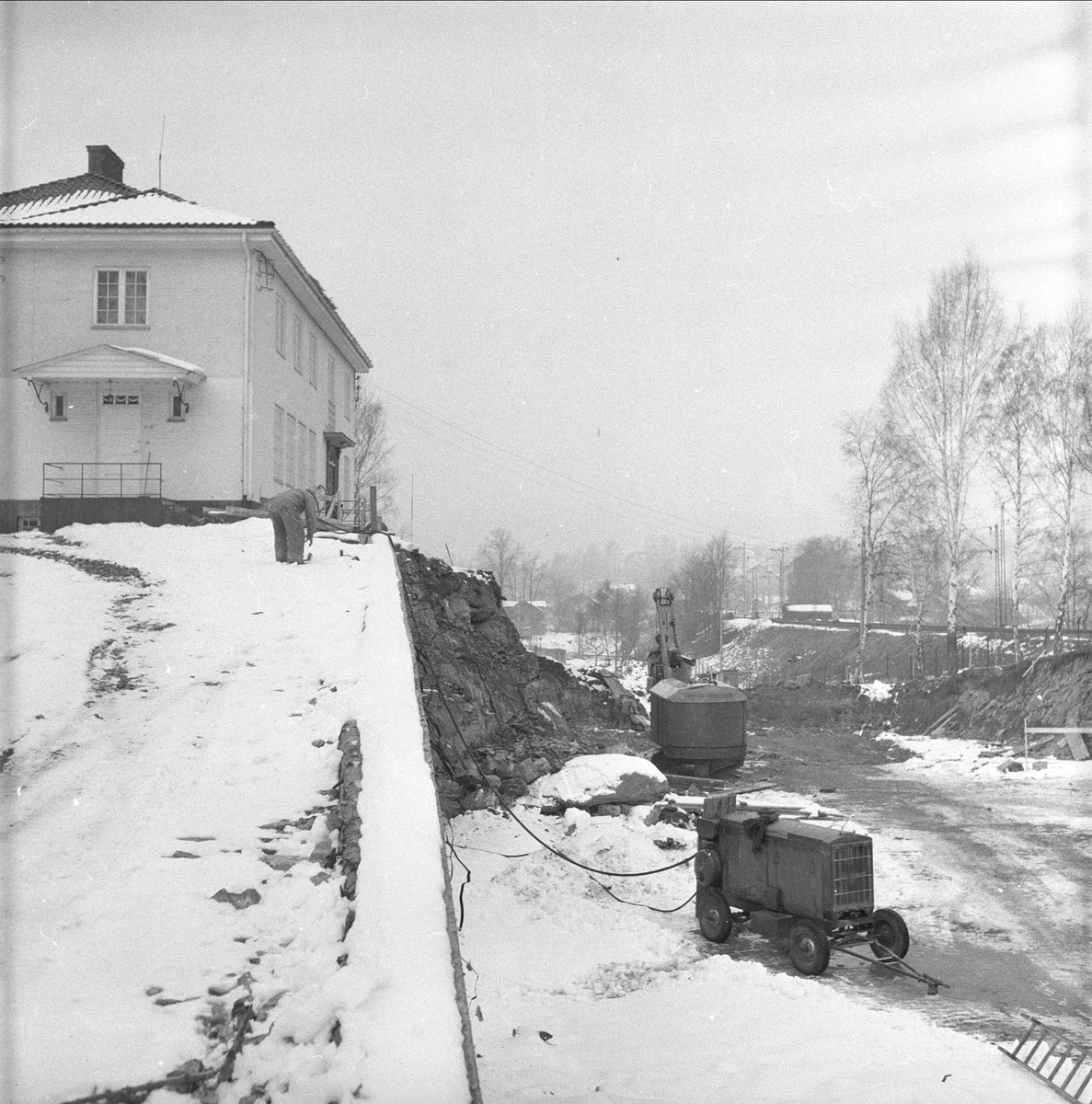 Drammensveien, antatt Bærum, Akershus, 05.04.1956. Veibygging.