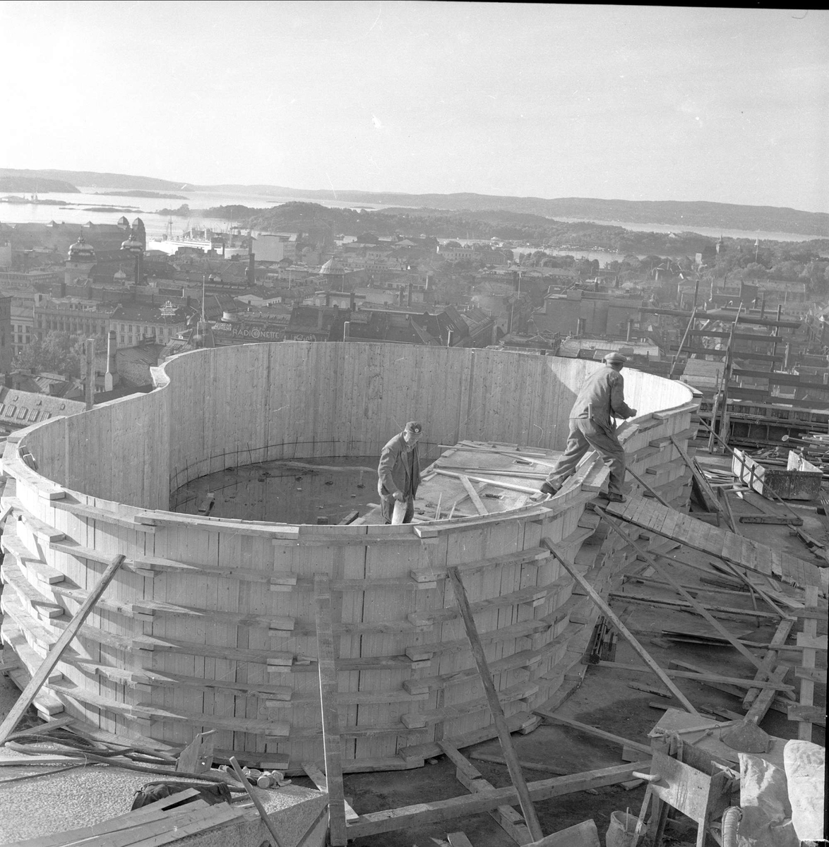 Forskaling for heismaskinhus i 16. etasje på Regjeringsbygget.
Akersgata, Oslo, 05.10.1957.