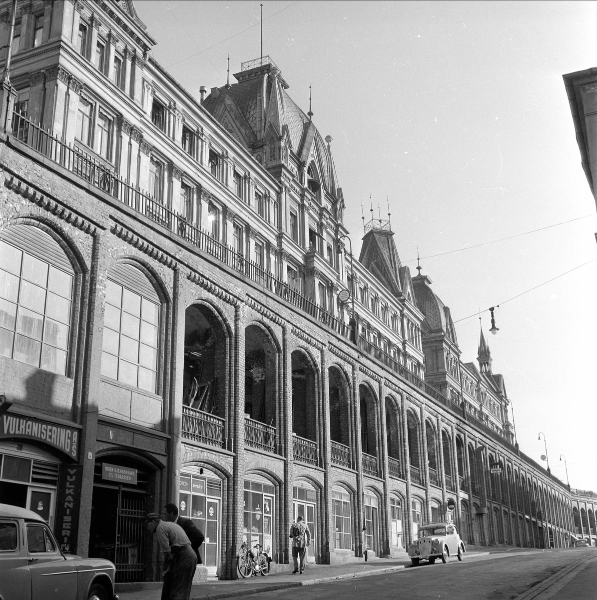 Ruseløkkveien, Oslo, 1959. Ruseløkkbasarene. Gatebilde med basarene og Victoria terrasse.