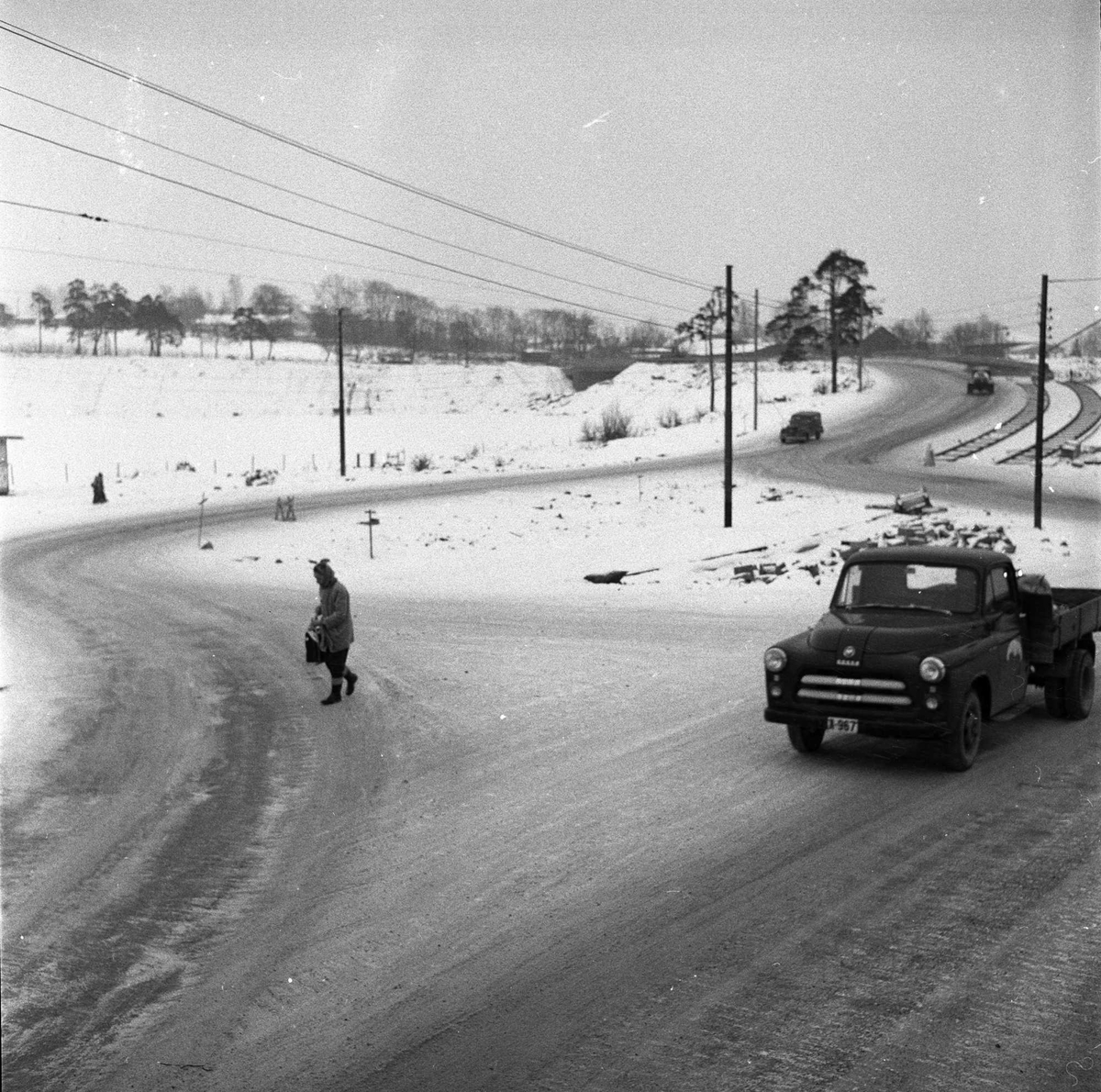 Sinsenkrysset, Oslo, februar 1957. Vei og biler i landskap.