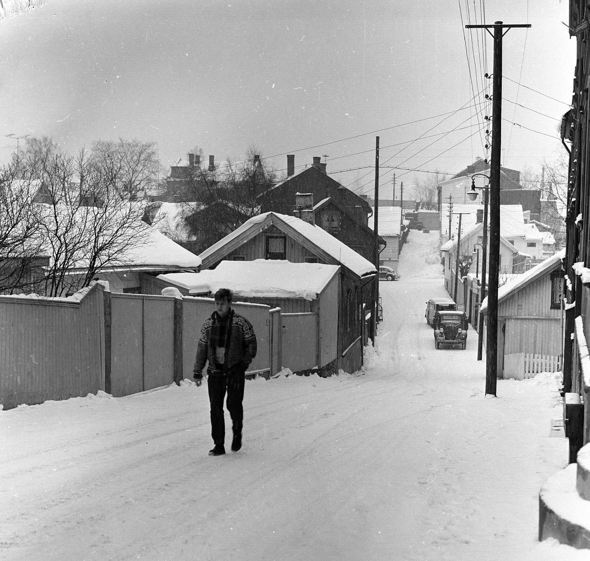 Solhauggat, Rodeløkka, Oslo, januar 1963. Gatebilde med trehusbebyggelse.
