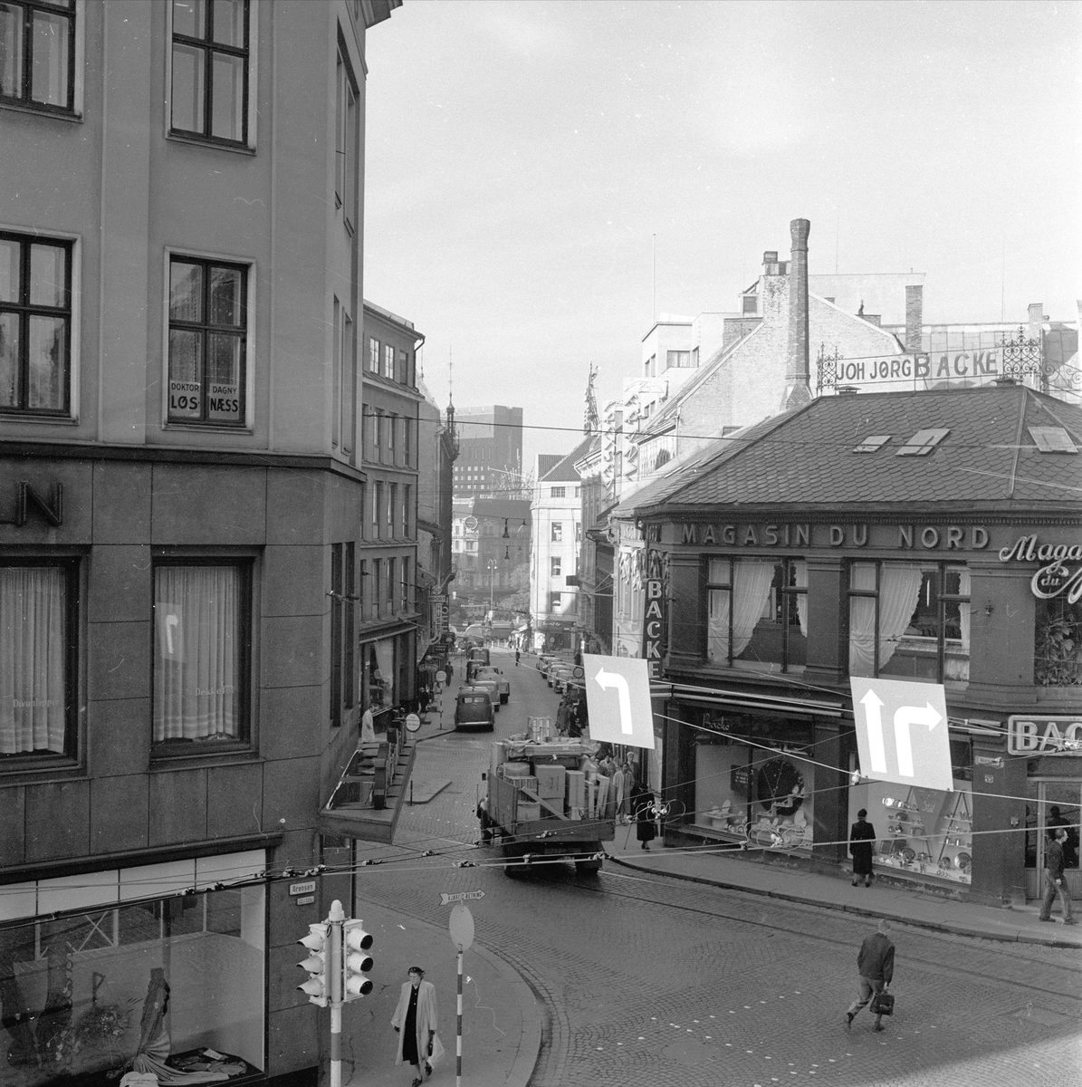 Grensen, Oslo, september 1955. Bygate med bygårder og trafikk.