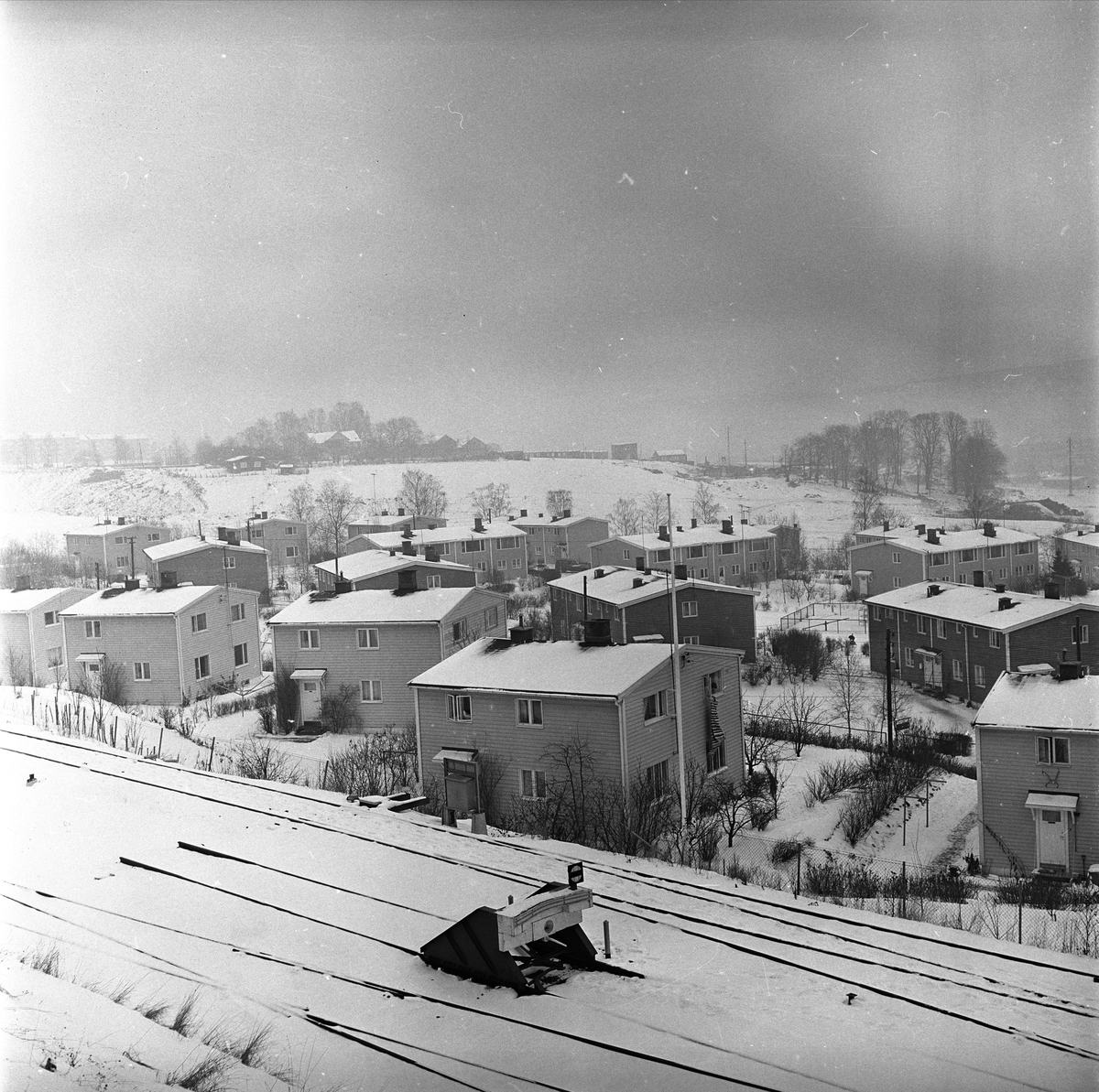 Oslo, 01.03.1965. Boligstrøk og trikkespor.