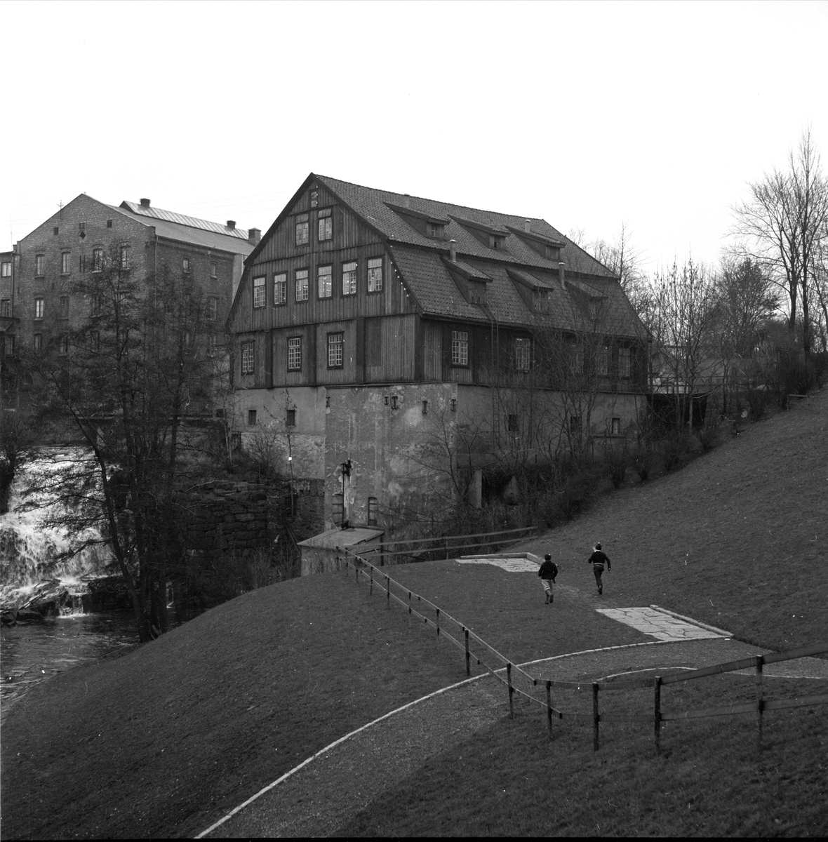 Sandakerveien 10, Oslo, 12.12.1953. Fabrikkene langs Akerselva. Glads mølle ved Ladbakkenfallene. Elva, park og bygninger.