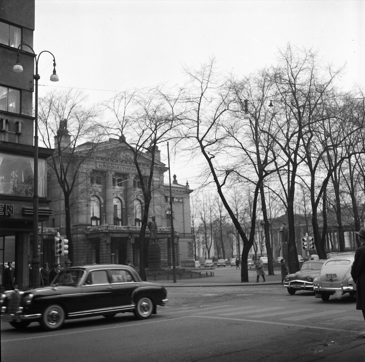 Universitetsgata, Oslo, 15.11.1960. Gatebilde med trafikk og Nationalteatret.