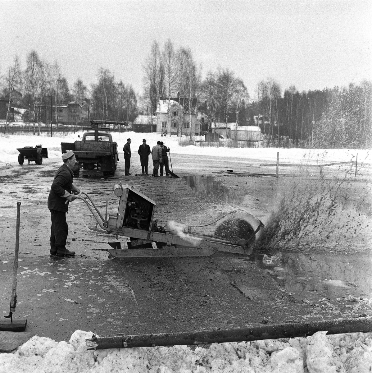 Tjernsmyra, Bærum, Akershus, 11.03.1957. Landskap og menn med kranbil