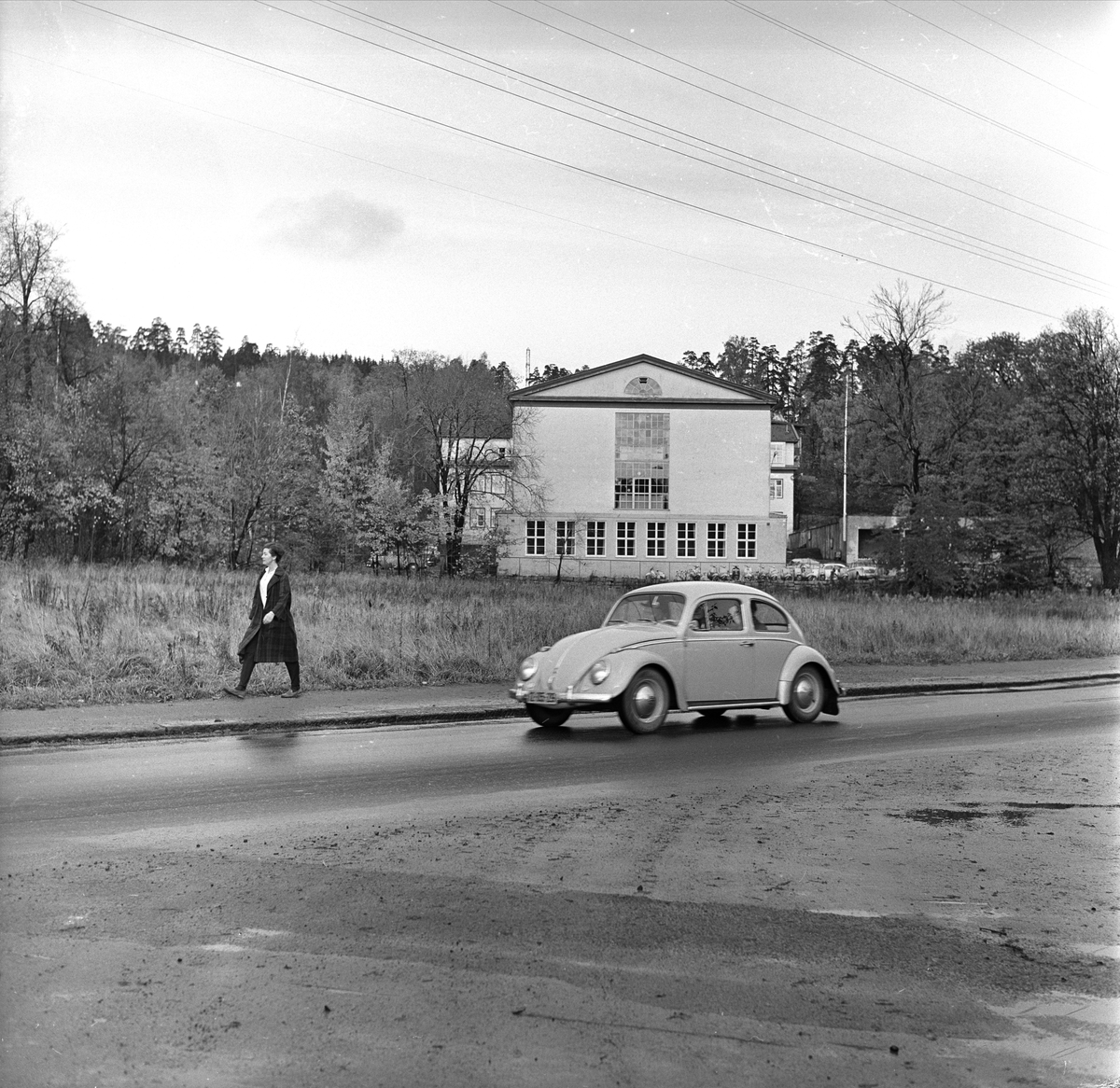 Ullernchaussèen, Oslo, 08.11.1958. Trafikkbilde, Ullern skole i bakgrunnen. 