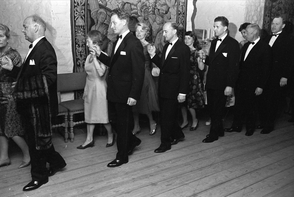 Oslo, 19.06.1965, Stortinget, avslutnings fest på Akershus slott, stortingsrepresentanter i festsalen, polonese.
