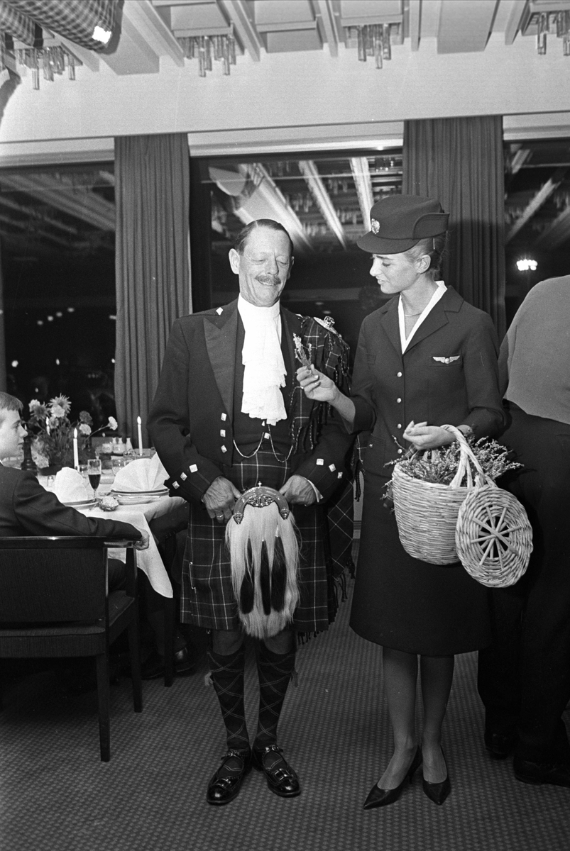 Fornebu, september 1965,  "Caravelle" restaurant,  skotsk aften, mann i skotsk kilt, i samtale med flyvertinne.