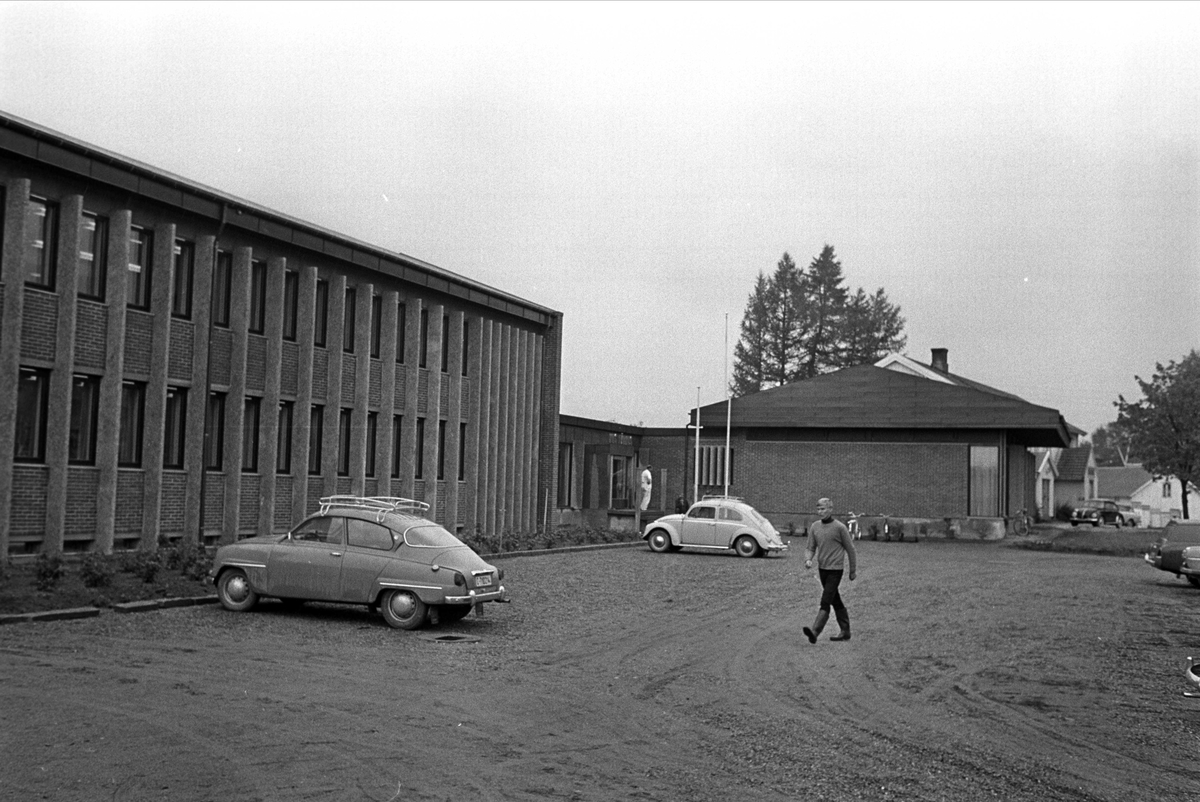 Årnes, 22.09.1962, Rådhuset, to biler parkert utenfor.