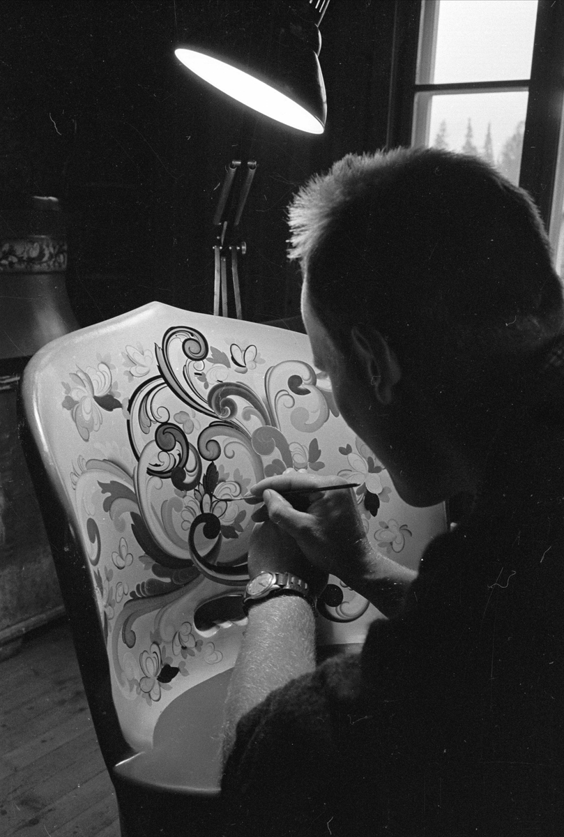 Fra Åmotsdal, Flatdal, Seljord, Telemark. August 1964. Asmund Skøri maler på en stol.