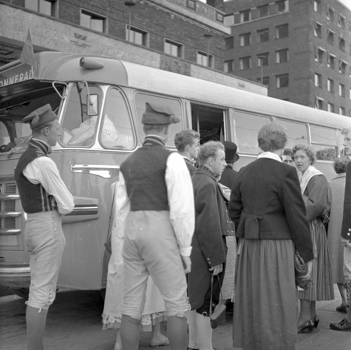 Oslo, 04.07.1955, folkedansere fra 13 land ankommer byen med buss.