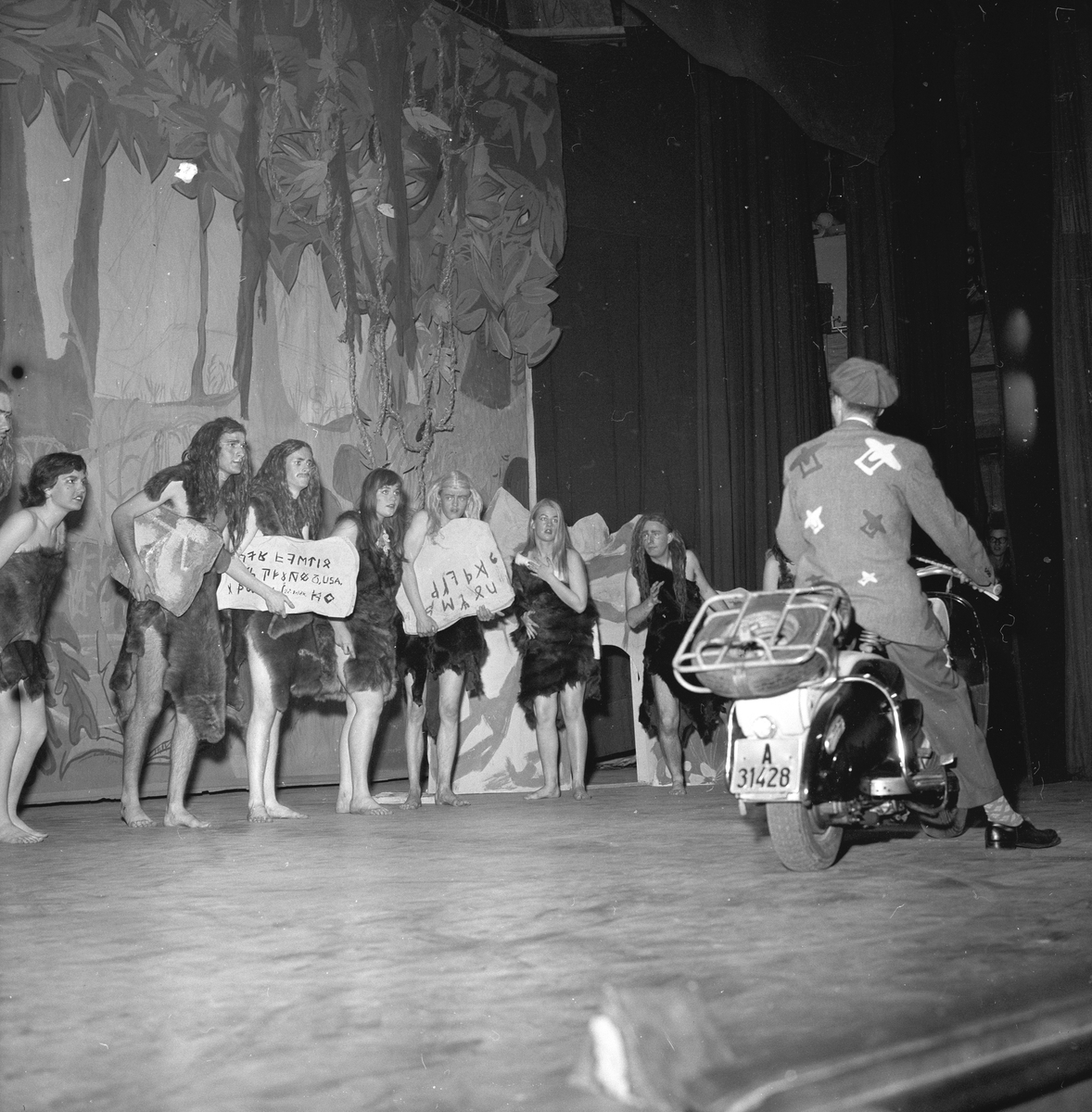 Oslo, våren 1958, glimt fra russerevyen, antatt spillested Edderkoppen Teater.