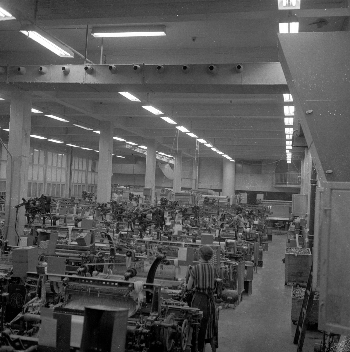 Oslo, Sagene, oktober 1957, Hjula Veveri, fra produksjonshallen.