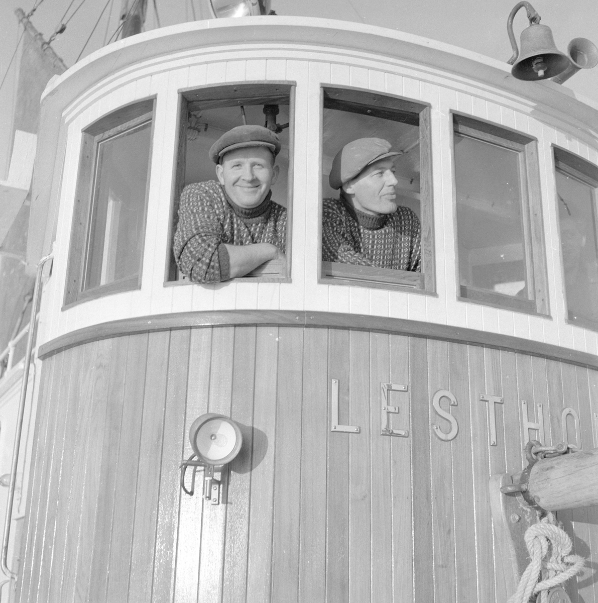 Pigghåfiske på Shetland.
Shetland, 14-22. mai 1958, to karer i styrhuset på båten.