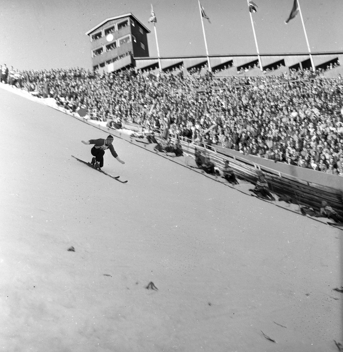 Oslo, 09.03.1959, Holmenkollrennet, søndagens hopprenn, sol og god stemning.