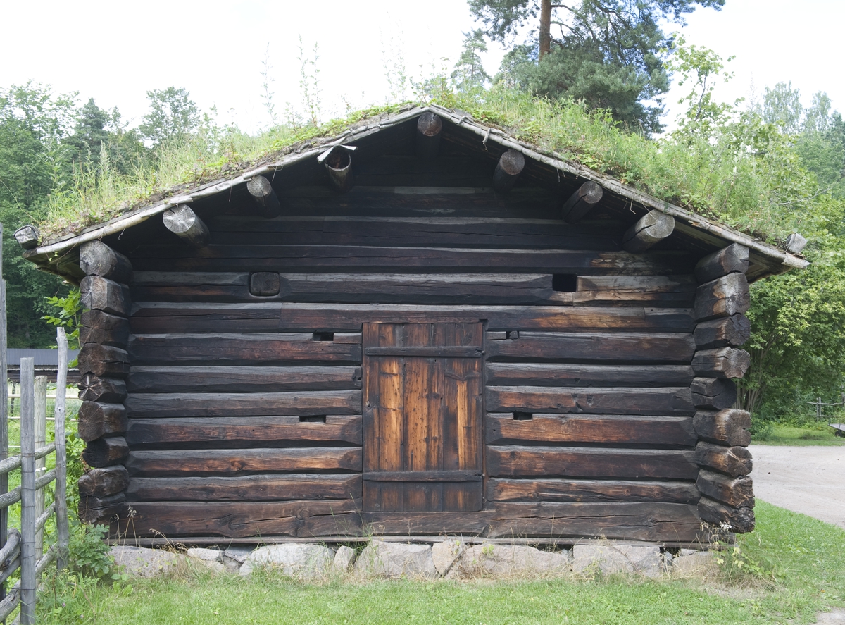TØRKEHUS FRA ISTAD I ØYSTRE SLIDRE, 1800-1850 
Overført til museet 1925, gjenoppført 1927 

Huset ble brukt til å tørke korn, malt, kjøtt og lin. Det består av et ett enkelt rom. Mot bakveggen, vis-à-vis inngangsdøra, er det en røykovn oppmurt av stein. På langveggene er det brede hyller, to i høyden, som kornet ble lagt på. Over hyllene er det glugger i veggen, som ble brukt til å regulere varmen fra ovnen under tørking. 

(Tekst hentet fra By og bygd 43, 2010)