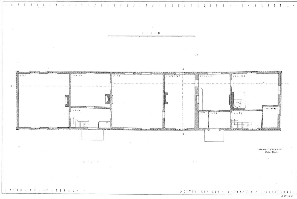 HOVEDBYGNING FRA STIKLESTAD VESTRE I VERDAL, CA. 1800 
Overført til museet 1919, gjenoppført 1926, ominnredet 2010 

Bygningen er et eksempel på de lange våningshusene i Trøndelag, kalt lån. Låna fra Stiklestad Vestre var en del av et firkanttun med bur, løe, vognskjul, stall, fjøs, smie, tørkehus og ”borgestuebygning” (bolighus for tjenestefolk). I 1860-årene ble låna utvidet i lengden med et tilbygg på ca. 10 meter, som inneholdt kjøkken, masstu (bryggerhus), forgang og kjøkkeninngang med egen inngangsdør. Dette tilbygget ble ikke tatt med da låna ble flyttet til museet. Gården var i bondeeie da låna ble bygd, men ble senere solgt, og var det meste av 1800-tallet eid av offisersfamilier. I 1894 kjøpte Staten gården til prestegård, og låna ble prestebolig, som den var fram til den ble flyttet til museet. Museet tilbakeførte da bygningen i tid til ca. 1800, og innredet den som et bolighus fra en trøndergård på den tiden. I 2010 ble låna ominnredet for å vise et eksempel på 1950-tallets boskikk, slik en barnefamilie i Trønde¬ag kunne ha bodd da. 

(Tekst hentet fra By og bygd 43,2010)
