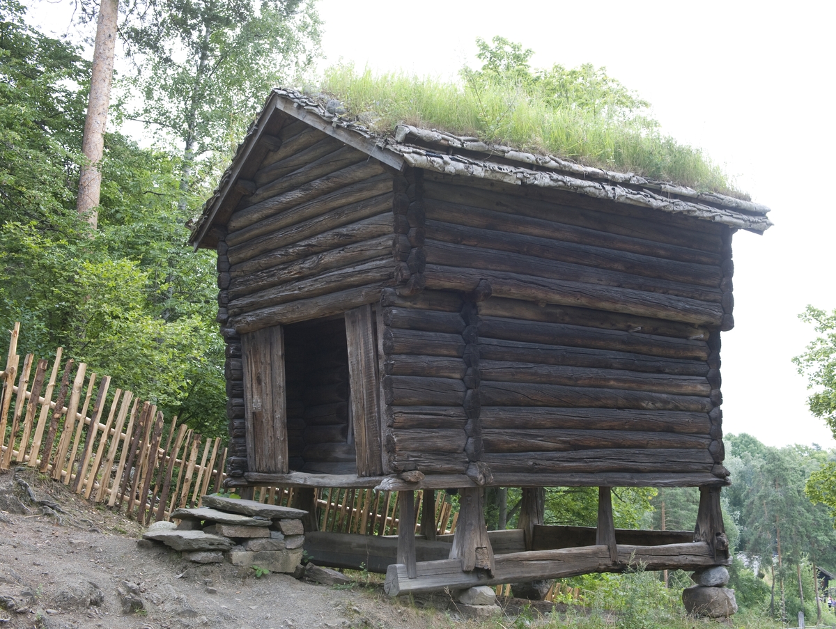 STABBUR FRA ENLID I MIDTRE GAULDAL, CA. 1700 
Overført til museet 1951, gjenoppført 1952 

Stabburet er en type forrådshus som har vært vanlig både på gårder og husmannsplasser. Den innvendige trappa er det som skiller stabburet fra loftet, som gjerne hadde trappa i en utvendig svalgang. 

(Tekst hentet fra By og bygd 43, 2010)