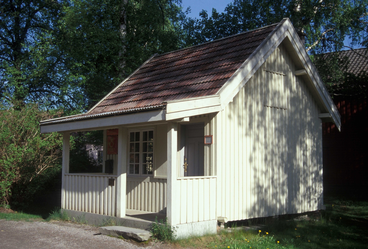 POSTHUS FRA SVARTDAL I SELJORD, 1937 
Overført til museet 1993, gjenoppført 1994 

Med en grunnflate på 4x4 meter var dette posthuset ett av Norges minste. Det ble bygd av snekker Olav G. Aase. Poståpneren ved dette posthuset betjente rundt 40 husstander i Svartdal. Huset framstår slik det så ut ca. 1960, etter at Norges Postsparebank var etablert. Posthuset var i drift fram til nyttår 1979. Den siste eieren, Harald Svartdal, tok vare på materialene etter at huset ble revet, og ga dem til Norsk Folkemuseum. 

(Tekst hentet fra By og bygd 43, 2010)