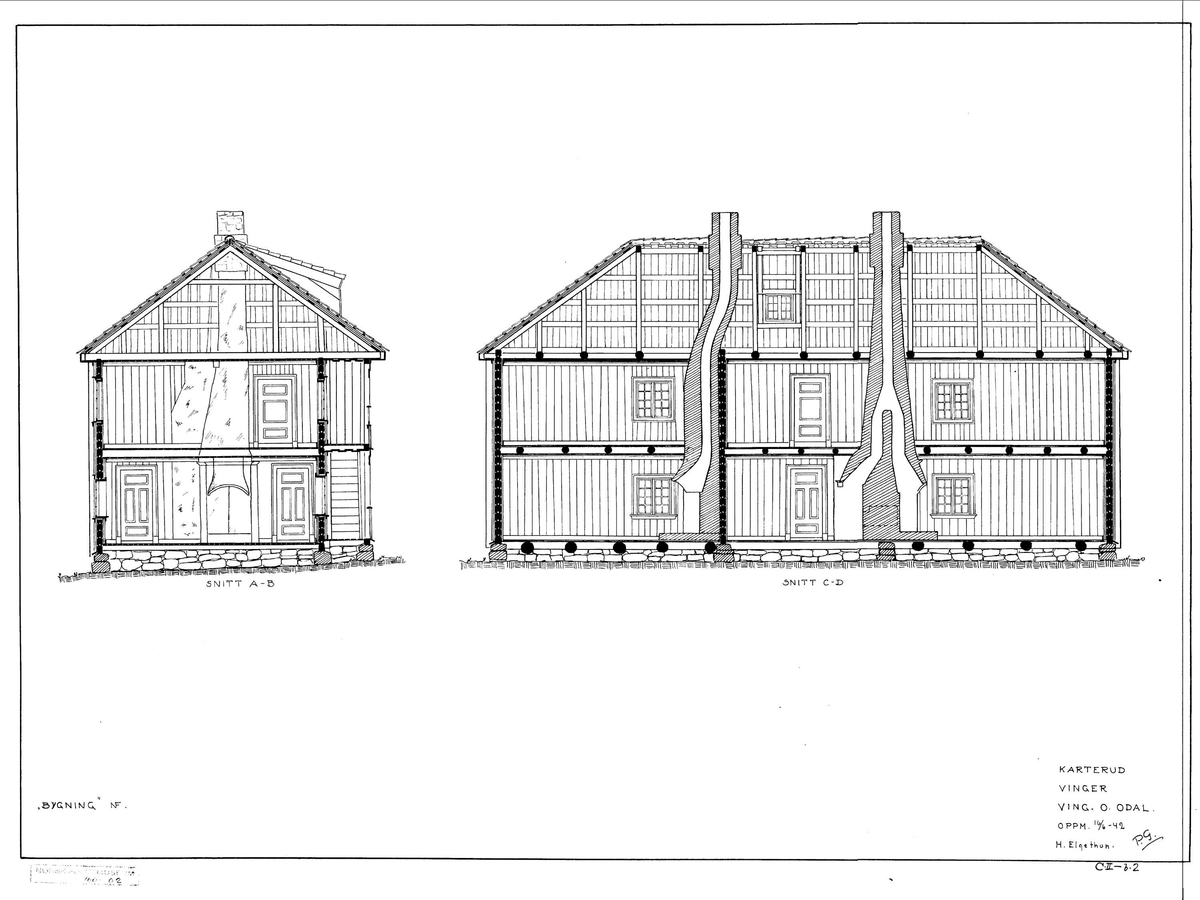 HOVEDBYGNING FRA KARTERUD I KONGSVINGER, CA. 1700 OG 1750 
Overført til museet 1942, gjenoppført 1944 

Denne hustypen var utbredt på flatbygdene på Østlandet, og var et storgårdsfenomen, inspirert av herregårder og embetsgårder. Huset hadde opprinnelig én etasje, men ble ombygd midt på 1700-tallet. Huset er tømret, men panelt både innvendig og utvendig. I første etasje er det inngang til kjøkken midt på langveggen, og til stuer på høyre og venstre side. Alle rommene har peis, og kjøkkenet har i tillegg bakerovn. Stua til høyre har malt veggdekor som etterligner tapet. Andre etasje har samme planløsning som første etasje. Karterud var en velstående gård med store skogeiendommer. Men i 1730- årene fikk eieren Ole Hansen alvorlige gjeldsproblemer. Den største kreditoren var handelshuset Collett og Leuch i Christiania. Det endte med at Ole Hansen måtte selge Karterud til justisråd Paul Vogt, som igjen leide ut gården til Ole Hansens to eldste sønner. 

(Tekst hentet fra By og bygd 43, 2010)
