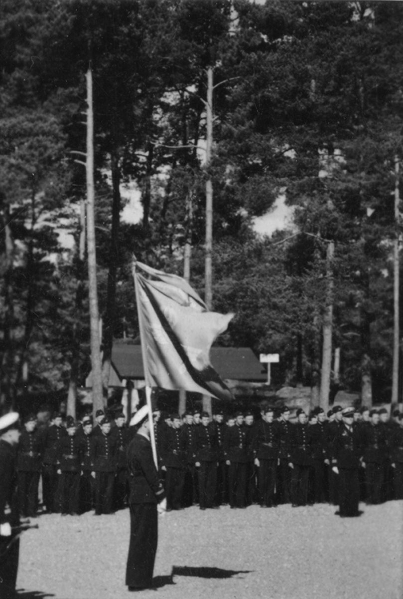 Korum vid kung Gustaf V:s födelsedag, 1943. Militärer i grupperad samling på gårdsplan på F 2 Roslagens flygflottilj.