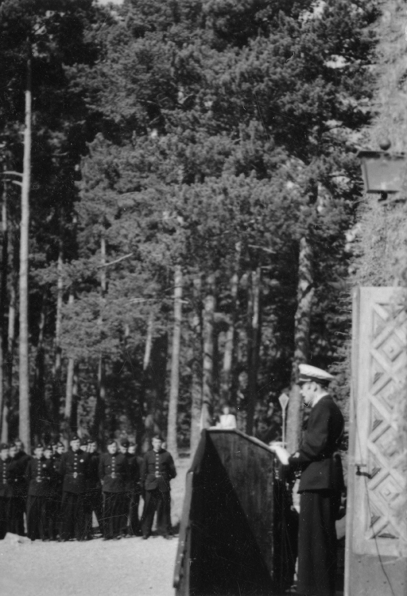 Korum vid kung Gustaf V:s födelsedag, 1943. Militärer i grupperad samling på gårdsplan på F 2 Roslagens flygflottilj.