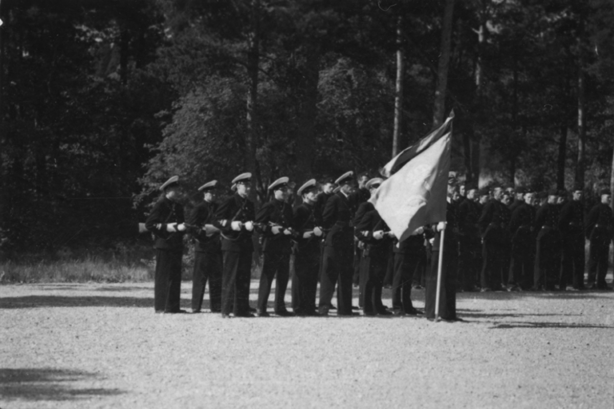 Korum vid kung Gustaf V:s födelsedag, 1943. Militärer i grupperad samling på gårdsplan på F 2 Roslagens flygflottilj.