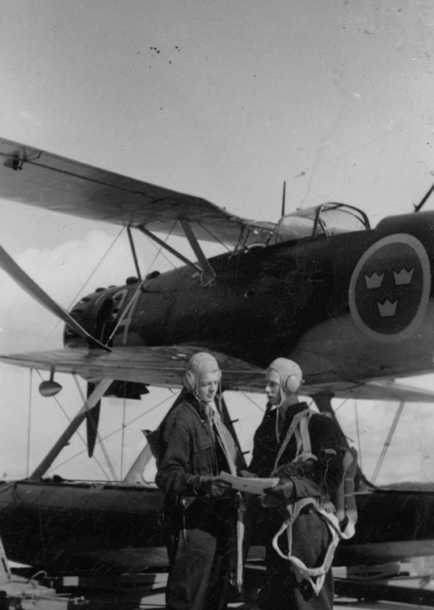 Grundläggande flygslagsutbildning, GFSU. Flygelever i förberedelse för flygtjänst med flygplan S 17 och S 12 på F 2 Roslagens flygflottilj, 1943.