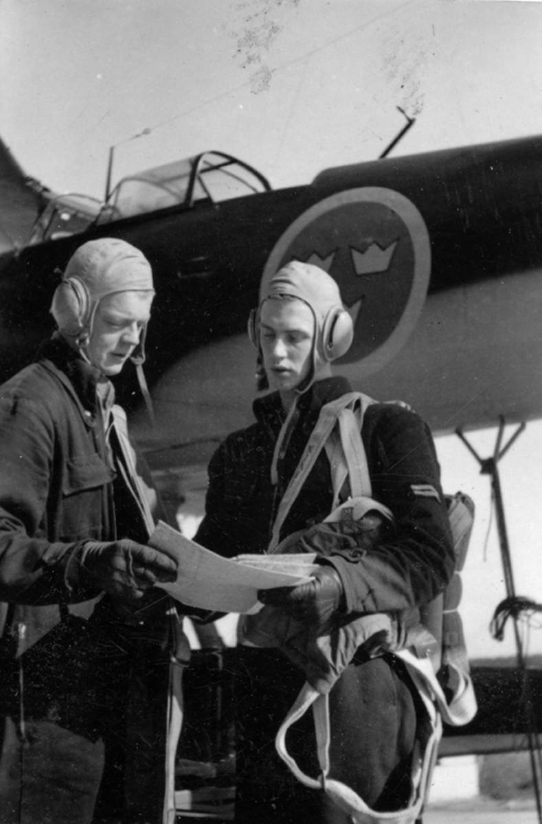 Grundläggande flygslagsutbildning, GFSU. Flygelever i förberedelse för flygtjänst med flygplan S 17 och S 12 på F 2 Roslagens flygflottilj, 1943.