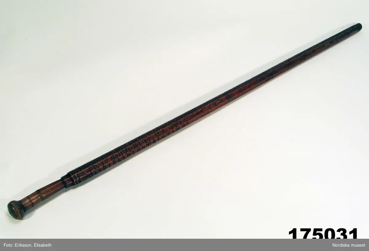 Käppformad 8-kantig runstav med handtag och tydligt ristade runor. Kalendariet skrivet på två av stavens kanter. Gyllentalsserien ristad på ena kanten, solcykel saknas. Märkt med årtalet 1647 samt IHS.
Läsriktning: Höger till vänster med start från handtaget. Vänd sedan ½ varv.
Datumomfång: Sida 1: 31/12-1/7. Sida 5: 2/7-30/12.
/Martin Borg 2010-10-06