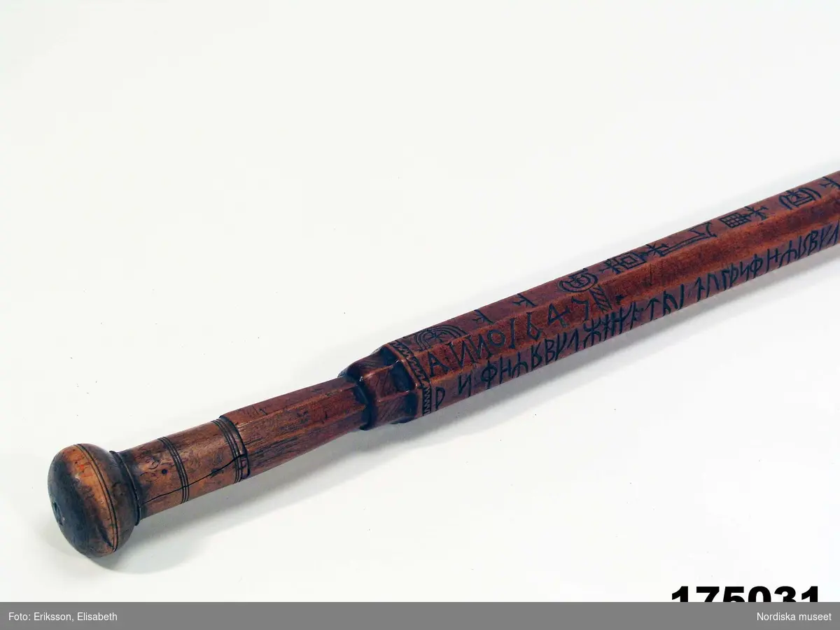 Käppformad 8-kantig runstav med handtag och tydligt ristade runor. Kalendariet skrivet på två av stavens kanter. Gyllentalsserien ristad på ena kanten, solcykel saknas. Märkt med årtalet 1647 samt IHS.
Läsriktning: Höger till vänster med start från handtaget. Vänd sedan ½ varv.
Datumomfång: Sida 1: 31/12-1/7. Sida 5: 2/7-30/12.
/Martin Borg 2010-10-06