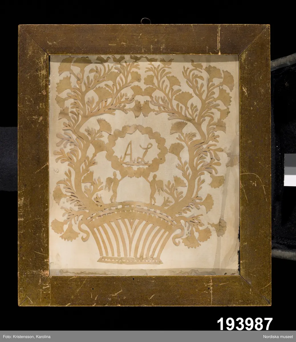 Blomsterkorg, änglar, monogram.