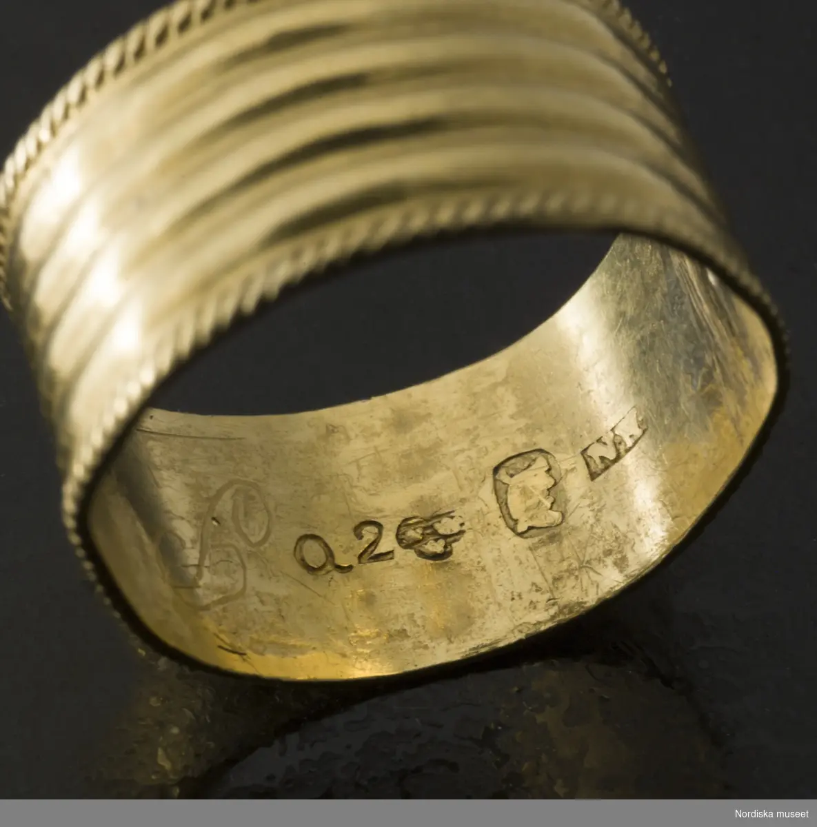 Smycke. Ring. Stämplad guldring från 1798. Föremål ur Nordiska museets samlingar :invnr.NM.0200423,  fotograferad för utställningen Smycken med öppningsdatum 2012-09-14.