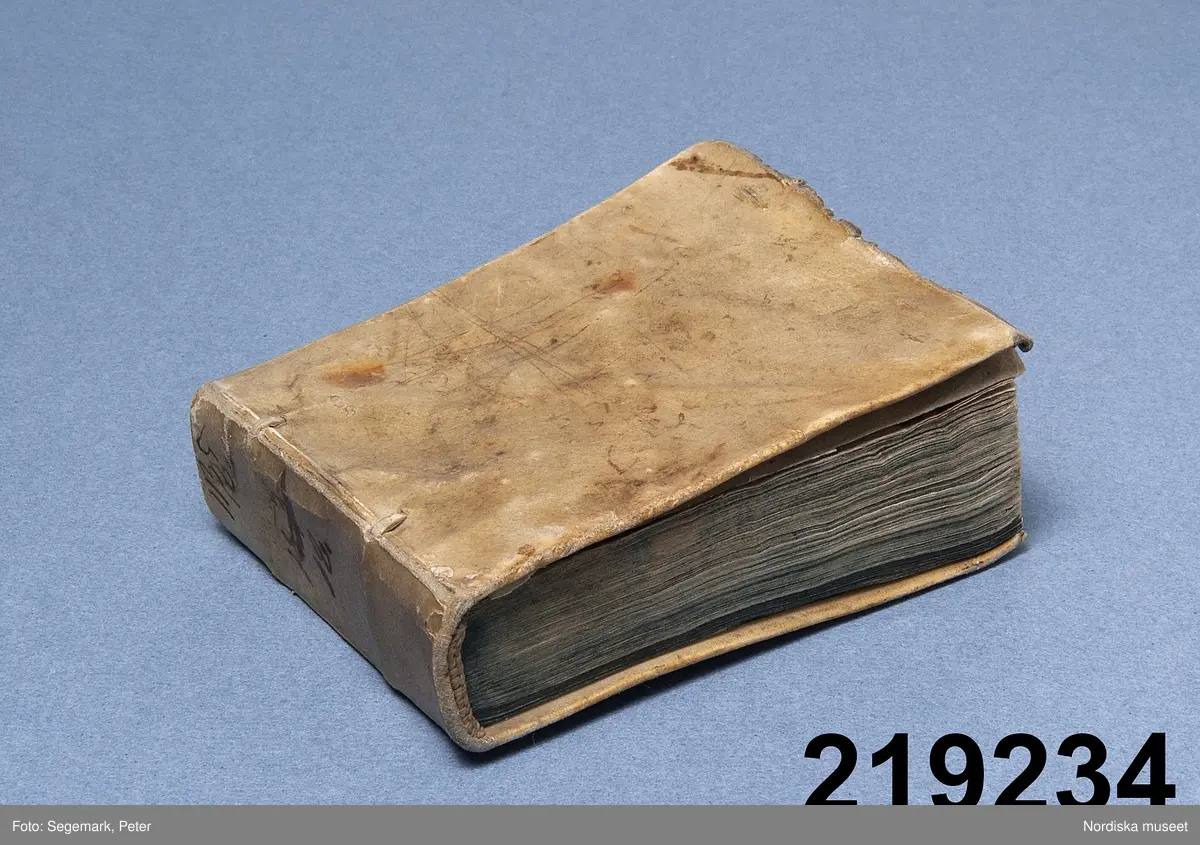 Bok med titeln: 
"Colloquia et dictionariolum septem linguarum, belgicae, anglicae, tevtonicae, latinae, italicae, hispanicae, gallicae."
sammanställd av Noël de Berlaimont. Tryckt 1610 av Henricus Hovius, Liege.
Innehåller både översatta ord och fraser, samt med uttalsinstruktioner och grammatiska noteringar.
Innehåller också några anteckningar av Karl X Gustav och hans syster Kristina Magdalena som barn.
/Leif Wallin 2022-10-13