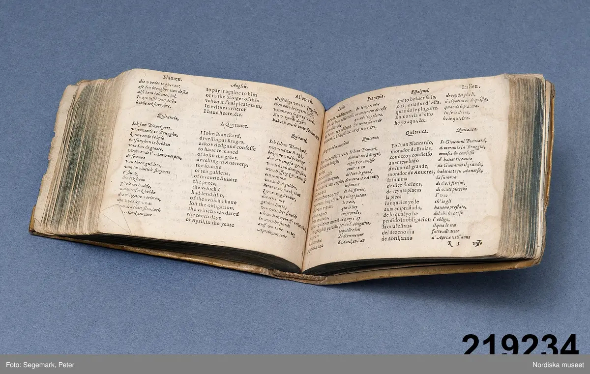 Bok med titeln: 
"Colloquia et dictionariolum septem linguarum, belgicae, anglicae, tevtonicae, latinae, italicae, hispanicae, gallicae."
sammanställd av Noël de Berlaimont. Tryckt 1610 av Henricus Hovius, Liege.
Innehåller både översatta ord och fraser, samt med uttalsinstruktioner och grammatiska noteringar.
Innehåller också några anteckningar av Karl X Gustav och hans syster Kristina Magdalena som barn.
/Leif Wallin 2022-10-13