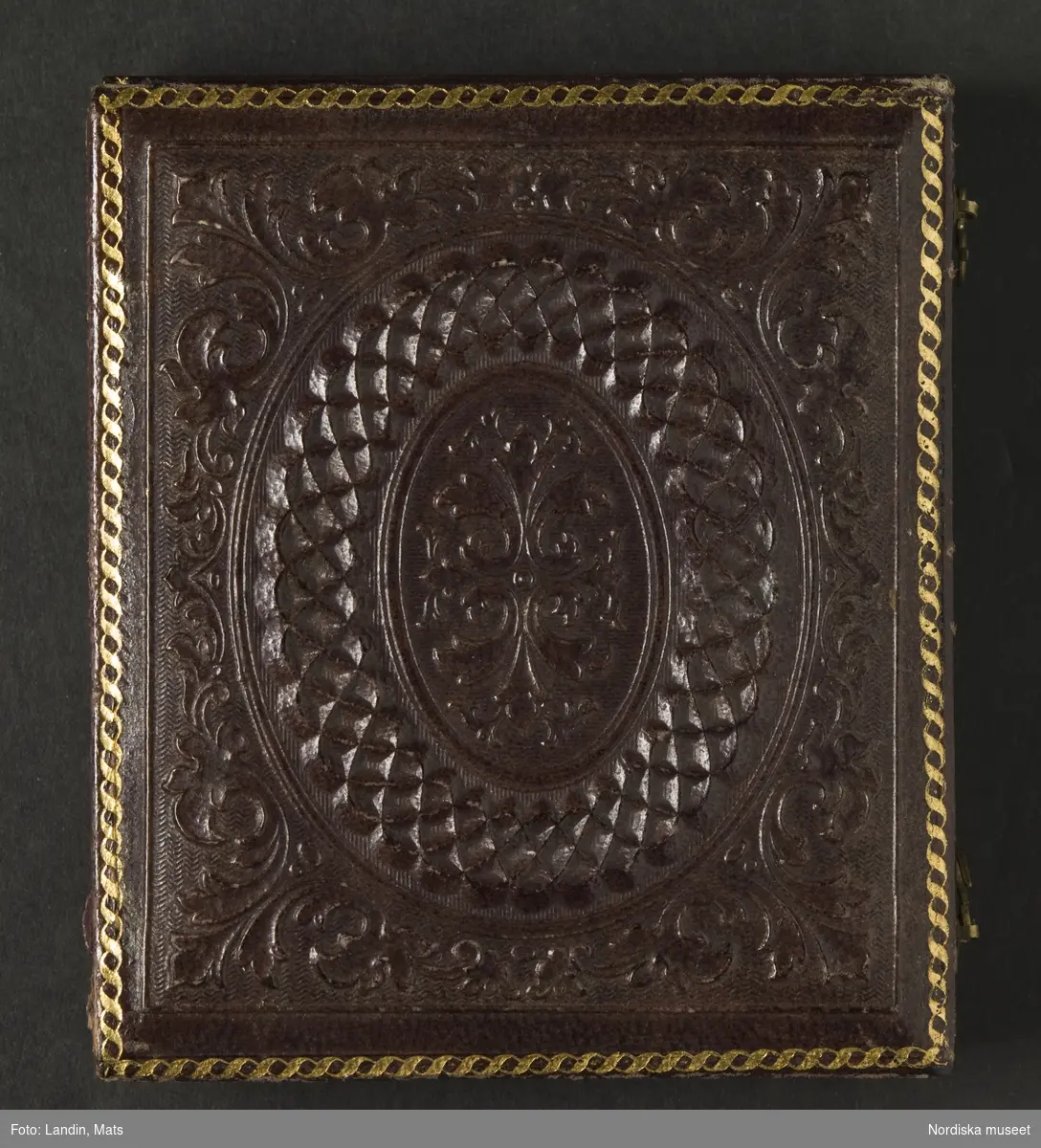 Porträtt av okänd man. Sittande, iklädd svart jacka, vit skjorta och svart halsduk. Glasögon och skägg. Dagerrotyp / daguerreotyp i sidenfodrat etui av amerikansk typ, ca 1850. Nordiska museet inv.nr 230443.
-
Portrait of an unidentified man, c. 1850. Sixth-plate daguerreotype in velvet lined case with gilt decorations.