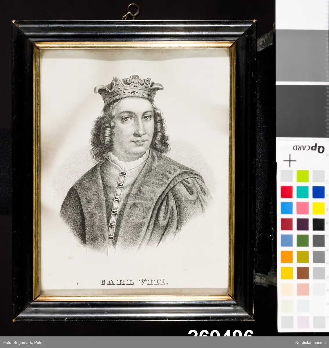 Huvudliggaren:
"Litografi, porträtt föreställande 'Carl VIII'; glasad och med profilerad svartmålad, delvis förgylld träram; sign. 'Lith af A M Petersen'; på baksidan '4. / Konung 1448, Död 1470'. H 25 cm. Br 20,5 cm. Andreas Martin Petersen (1813 - 1875); ingår i en serie om 26 svenska regenter. Test[amentarisk] G[åva] 23/11 1965 [av] Fru Emmi Joulin, Stockholm."

Katalogkort:
"Litografi, porträtt föreställande Carl VIII. Sign: 'Lith af A M Petersen'. Glasad och försedd med profilerad, svartmålad och delvis förgylld ram. Påskrift på baksidan: '4./Konung 1448, död 1470.' Nr 4 i en serie om 26 svenska regenter, litograferade av den danskfödde målaren, litografen och teckningsläraren Andreas Martin Petersen (1813-1875), från 1849 bosatt i Malmö (kallad 'danske Peder')
B.N. juli -67