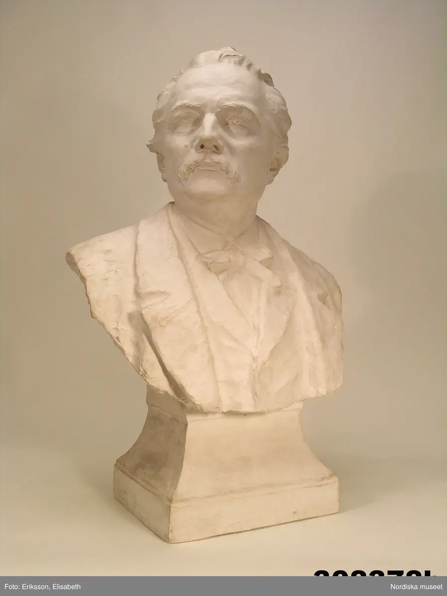 Huvudliggaren:
"a-c, Byst, 3, st, skulptur, gips; porträtt av Artur Hazelius; klädd i kavaj, väst, kravatt; huvudet vänt åt höger; skador se bilaga. Br 46 cm.
[Tillv.] J. A. Wetterlund (1858-1927], 1903; funnen omärkt på vinden.
G. 15/9 1981 [av] Okänd."