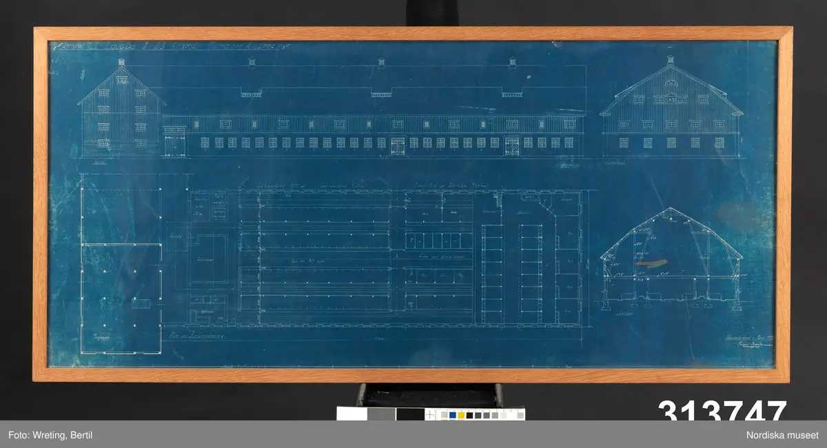 Huvudliggaren:
"Ladugårdsritning, blåkopia, glas, ek. Grundplan m. fasad coh skärning. Sign Skedalahed, 1935 Karl Andersson. G. av arkitektens son. Fadern bosatt i Snöstorp sn, Ha[lland]. Ekram m. glas. Förslag till ladugård å AB Kilafors egendom. 52 x 112 cm. 
G. 14/6 1988 Arkitekt SAR Yngve Alvå, Rundebergsg. 1, Stockholm.

Bilaga:
Utdrag ur Föreningen Gamla Halmstads årsbok 1985, 60:e årgången, Halmstad 1985, sid 169-171. Om Karl Andersson. 
Bild på Karl Andersson och 25 bilder, exteriört och interiört, på ladugårdar han uppfört. 
Häfte, 34 sid, med titel "Karl Anderssons Byggnadsaffär, Skedalahed, Skedalagård, Specialité Lantbruksbyggnader och lantbrukhissar... 1920/1921