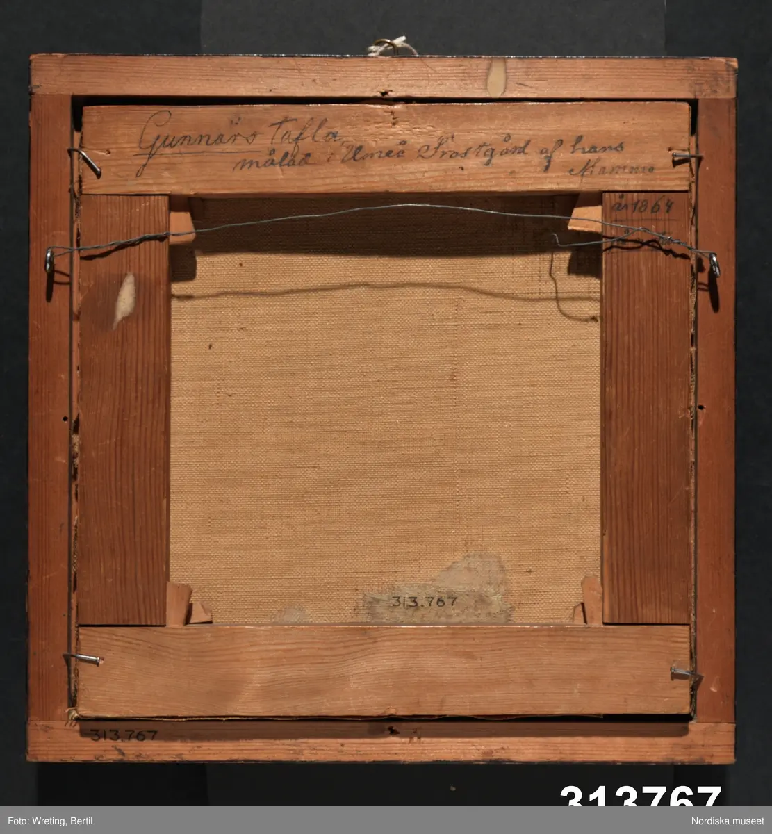 Porträtt av en man med skägg och slokhatt. 