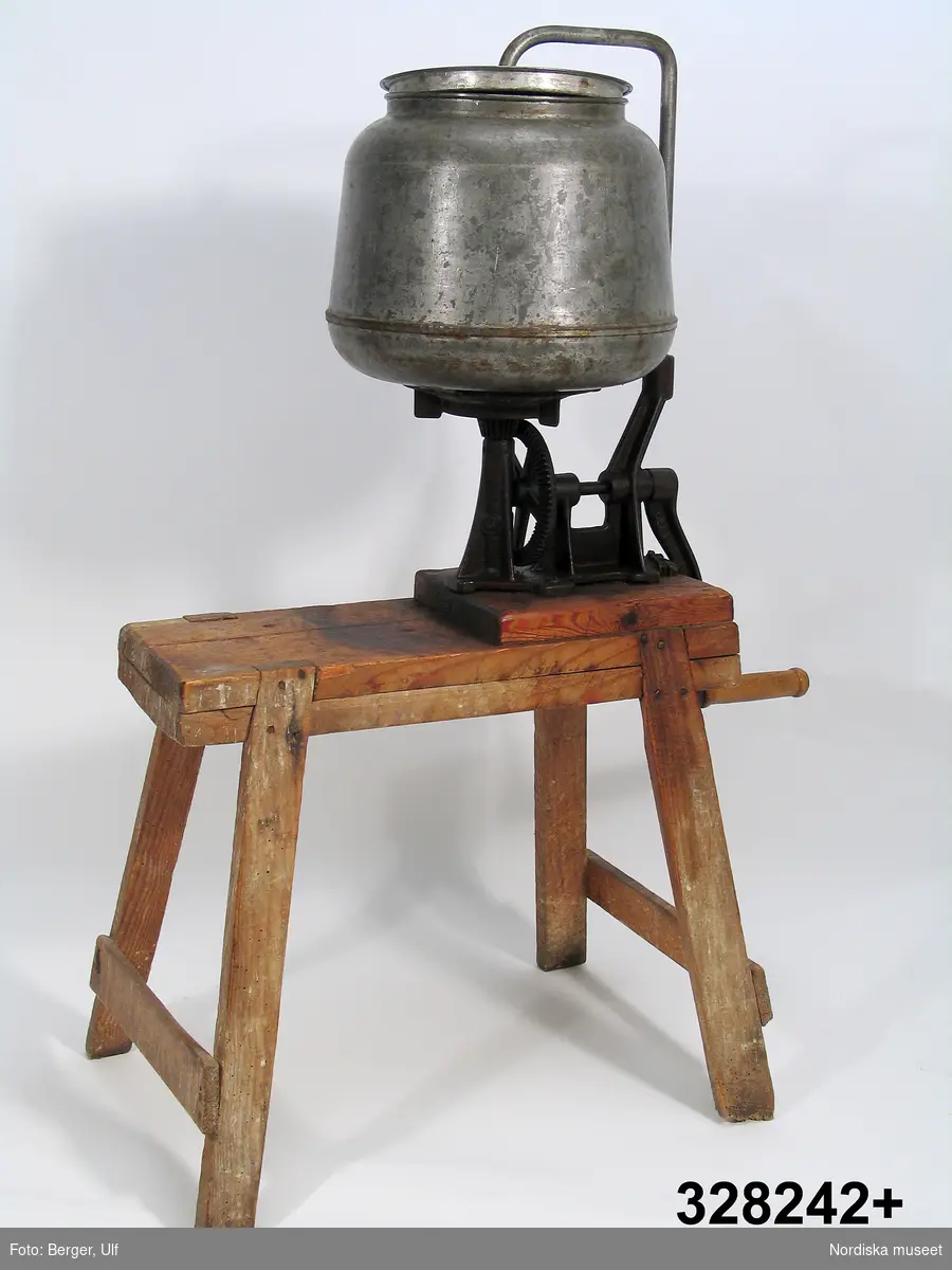 Cylindrisk svagt konande smörkärna monterad på trästativ av furu. Kärnhuset är tillverkat av förzinkad järnplåt. Invändigt en ställbar vinge, anbringad på ett utvändigt fäst stativ. Med en vev, av gjutjärn med trähandtag, kopplad till en utväxling under själva kärnan bringades hela cylindern till snabb rotation. 
Smörkärnan är tillverkad av AB Gefle Separator omkring 1910-1915. Modellen benämnes Ceres n:r 1.
Kärnan användes av en småländsk torparfamilj under 1930-40 talen. 
Nedan den beskrivning som givaren Axel Kronblad lämnade skriftligt tillsammans med kärnan:
"Denna smörkärna inköptes av mina föräldrar, (Ester och Ernst Kronblad) vid deras tillträde till torpet Hamburg, som löd under slottet Teleborg utanför Växjö. Slottet var under många år i familjen Bondes ägor.
Kärnan inköptes begagnad, tillverkaren är okänd. Tillverkningsåret bör vara från åren 1870 - 1880. På veven framgår det av en text att arbetsmomentet skulle utföras med "55 rev/minut"!
Från torpet Hamburg följde så kärnan min familj den 14/3 -37 till vårt nya hem - Södratorp i Värends Nöbbele. Där var den i tjänst till år 1950 då torpets mjölk började levereras till mejeriet i Växjö. Men under hela den tiden nämda tiden framställdes torpets smörproduktion med denna kärna. Som mest hade torpet fem kor, när mjölken "rann till" som mest, kunde det förekomma att vi kärnade 3 - 4 gånger i veckan. Kärnan rymmer 6 - 7 liter grädde, den delprodukt som erhölls med den likaledes handvevade separatorn. Varje kärning gav 2 - 3 kg smör, detta saltades och vägdes upp i 1 kilos "trillingar" med besman. (Den tidens våg.) Smöret såldes sedan till de hushåll i byn som ej hade egna djur. Priset för ett kilo smör, minns jag, låg fast under hela andra världskriget, nämligen 4,50 kr/kg.
Under min skolgång så var det jag som stod för transporten av dessa förbeställda "smörtrillingar". Och lyckan blev för mej total när någon av våra kunder gav mej en femma jämt, ty en 50-öring var en mycket välkommen inkomst för en 7 - 11 årig parvel, under den första delen av 40-talet! 
Vi var under denna tid fyra syskon på torpet, det var vår uppgift, att den äldsta av oss, undan för undan, skulle "dra kärnan", den näst äldsta hade sin uppgift, nämligen att sitta på kärnans bänk, för att därmed försöka att få kärnan att stå stadigt på golvet. Vid normal, något nerkyld grädde, tog varje kärning cirka 20-30 minuter. Var det däremot åska i luften, var det nära omöjligt att få fram ett riktigt smör, det blev istället någon form av en "gulaktig doppa"! 
Vilket föranledde en annan torparfru i byn, med samma erfarenhet av detta fenomen, vid ett sådant tillfälle vid ett besök i byns affär, ljudligt, och till åhörarnas förtjusning utbrista: "Men jag sket i kärnan, och bakade kringlor av det!"
Slutligen: Jag skänker således denna kärna, med tidstypisk berättelse, till Nordiska museet. Med en förhoppning, att kommande generationer, med aktning och eftertanke bör minnas och respektera gångna generationers kamp för sin tillvaro.
Vid pennan: Axel W Kronblad, Södertälje, 2000-01-24.
/Johan Åkerlund 2005-07-18 