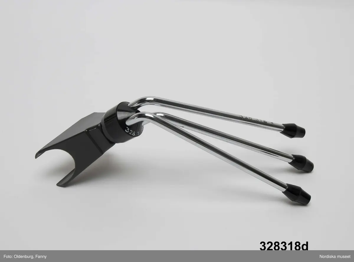 a-g:
Bärbar bandspelare för rullband. Metall, rektangulär, grå eloxerad, tangenter, vred på långsidan, fönster med ljudskala, varvräknare. Spole, mikrofon, mikrofonstativ, bruksanvisning. Batteri- och nätdriven, laddningsbar.
Tillhörande brun läderväska, axelväska med bred rem, ficka för bruksanvisning, mikrofonfack, konstmaterialfoder, uppknäppbar framsida, fällock med spännen. Adresslapp handskriven med förste intendet Göran Rosanders handstil.

a+) Bandspelare
b) Batteriladdare med sladd
c) Mikrofon med sladd
d) Mikrofonstöd
e) Intruktionsbok
f) Kopplingsschema (papper)
g+) Väska.

Den bärbara Uher-bandspelaren innebar en revolution för fältarbete. Fältarbetaren var inte enbart hänvisad till papper och penna. På 1970-talet fanns till en början endast en bärbar bandspelare. Fältarbeten planerades efter tillgänglighet till bandspelare. Samtliga avdelningar samsades till en början om dennna.
/Heidi Henriksson 2005-10-11