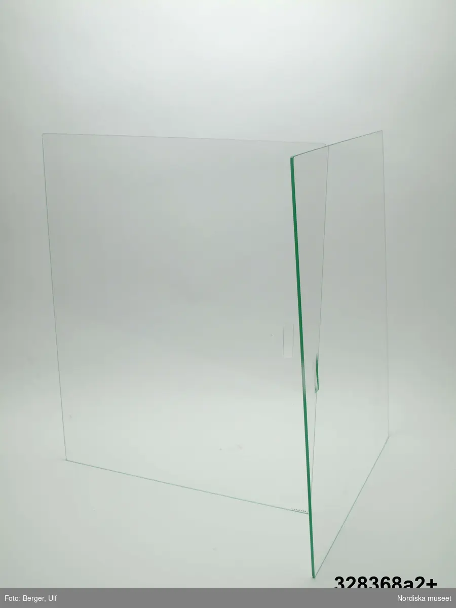 a-e:
Bokhylla, "Excellent",  med TV-bänk samt bar- och vitrinskåp, jakarandafaner på spånskiva, IKEA, 1968. 

Hyllan består av fyra sektioner med hyllor löst placerade på underredet. Skåp- och byråunderdelar med ryggar av masonit, fastnitade. Kvadratiska ben, fastskruvade i underredet. Lådsidor m.m. av björk och lådbottnar av vitlackerad masonit. Flyttbara hyllplan. Draghandtag och gångjärn av mässing.  Enligt IKEA-katalogen 1968 är ytan plastbehandlad.

Hyllan uppställd, från vänster till höger:
a:1+) Skåp med två dörrar samt a:2+) hyllöverdel, ett fast och två flyttbara hyllplan. Överst vitrindel med två skjutdörrar av glas (höjd 53,5 cm, bredd 41,5 cm).
b:1+) Byrå med tre lådor samt b:2+) hyllöverdel med tre flyttbara hyllplan. 
c:1+) Tv-bänk med en låda samt c:2+) hyllöverdel med tre flyttbara hyllplan.
d:1+) Skåp med två dörrar samt d:2+) hyllöverdel med 1 flyttbart hyllplan. Överst vitrindel med två skjutdörrar av glas (höjd 53,5 cm, bredd 41,5 cm), därunder ett barskåp med spegel som bakvägg, utrymme för flaskor till vänster och två glashyllor (48 x 19,5 cm) till höger. Barskåpet med fällbar klaff med lås. Belysning monterad i skåpets överkant.
e) Nyckel till barskåpets klaff. L 4,3 cm.

Möbeln har använts av givarinnan, Berith Helldén, f. 1945, hemmafru, och hennes man, Lars-Göran Helldén, f. 1946, inköpare, Tungelsta. Paret gifte sig 1967 och bodde som nygifta i en liten lägenhet i Borås. När de fick möjlighet att flytta till en större lägenhet i samma stad, utökades vardagsrumsmöblemanget. Hyllan inköptes 1968 på IKEA i Älmhult. Enligt IKEA-katalogen 1968 kostade de fyra hyllsektionerna totalt 2484 kronor. Hyllan har använts som förvaringsmöbel i vardagsrummet i Borås och i familjens nuvarande bostad i Tungelsta fram till våren 2005, då den inköptes av museet.

Hyllans innehåll har dokumenterats och en utförlig intervju med Berith Helldén har gjorts 2005-05-09 (se arkivreferens).
/Anna Womack 2005-10-18
