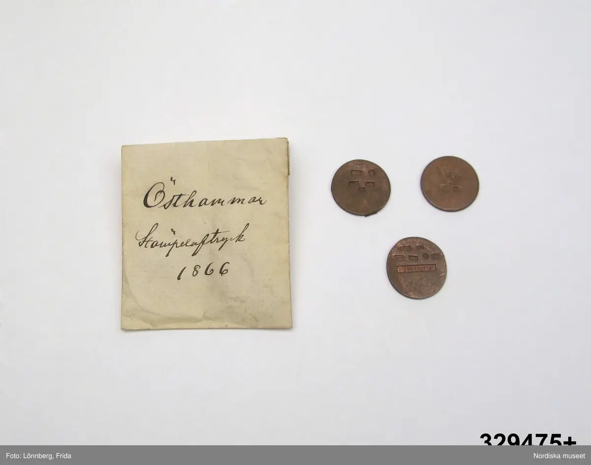 24 st stämpelavtryck i var sin papperspåse. Vita små papperspåsar, solkiga, vikt öppning, Handskrift med bläck: "Stämpelaftryck 1866" samt stadens namn (se nedan).
I varje påse ett avtryck av kattfot (tre kronor) i olika format på  rund kopparbricka. För städerna: Gävle, Göteborg, Halmstad, Härnösand, Jönköping, Kalmar, Linköping, Malmö, Mariestad, Marstrand, Motala, Norrtälje, Norrköping, Skövde, Sundsvall, Söderhamn, Umeå, Varberg, Västervik, Västerås, Växjö, Ystad, Örebro, Östhammar.
/2007-05-04 Heidi Henriksson