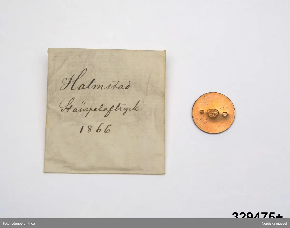 24 st stämpelavtryck i var sin papperspåse. Vita små papperspåsar, solkiga, vikt öppning, Handskrift med bläck: "Stämpelaftryck 1866" samt stadens namn (se nedan).
I varje påse ett avtryck av kattfot (tre kronor) i olika format på  rund kopparbricka. För städerna: Gävle, Göteborg, Halmstad, Härnösand, Jönköping, Kalmar, Linköping, Malmö, Mariestad, Marstrand, Motala, Norrtälje, Norrköping, Skövde, Sundsvall, Söderhamn, Umeå, Varberg, Västervik, Västerås, Växjö, Ystad, Örebro, Östhammar.
/2007-05-04 Heidi Henriksson