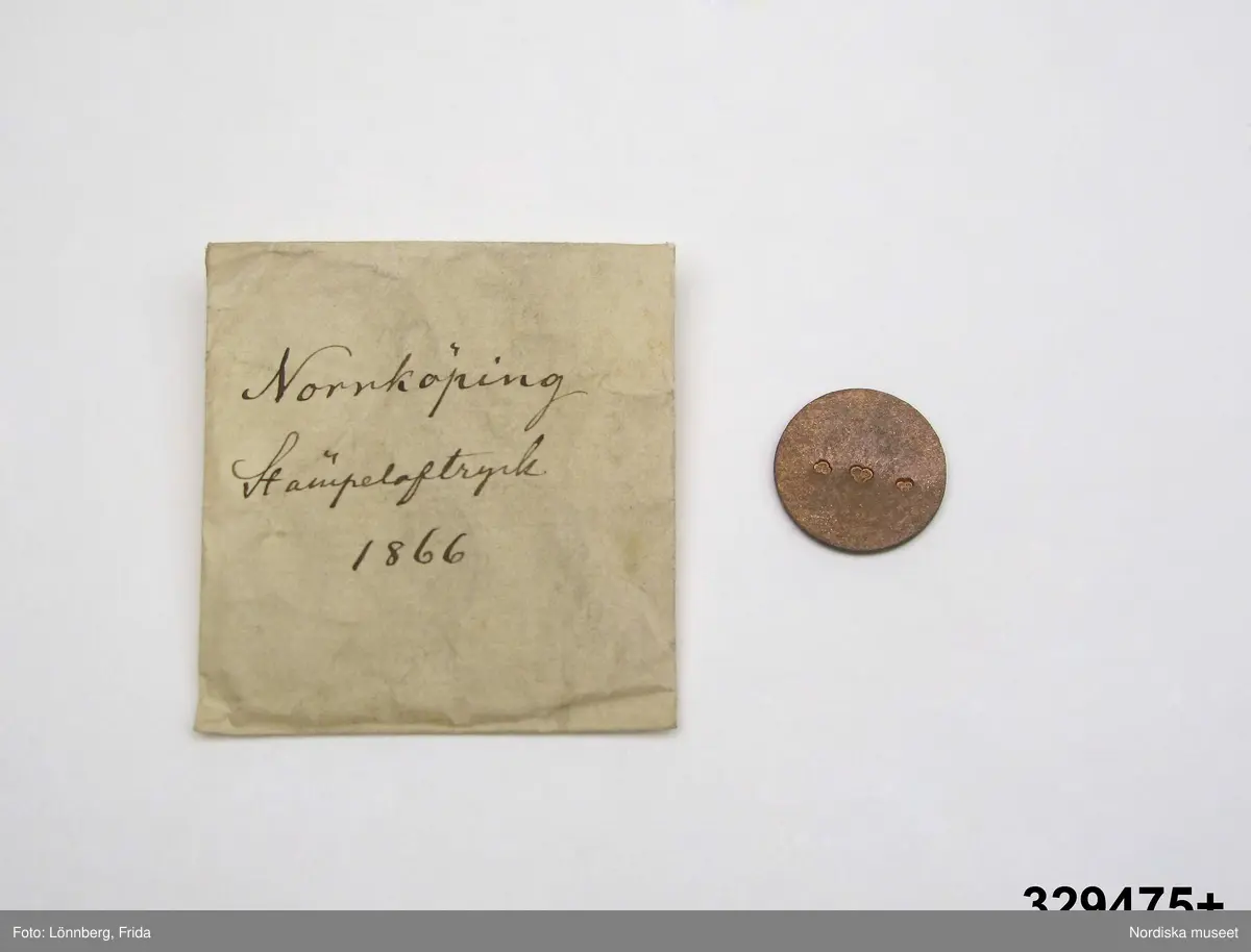 24 st stämpelavtryck i var sin papperspåse. Vita små papperspåsar, solkiga, vikt öppning, Handskrift med bläck: "Stämpelaftryck 1866" samt stadens namn (se nedan).
I varje påse ett avtryck av kattfot (tre kronor) i olika format på  rund kopparbricka. För städerna: Gävle, Göteborg, Halmstad, Härnösand, Jönköping, Kalmar, Linköping, Malmö, Mariestad, Marstrand, Motala, Norrtälje, Norrköping, Skövde, Sundsvall, Söderhamn, Umeå, Varberg, Västervik, Västerås, Växjö, Ystad, Örebro, Östhammar.
/2007-05-04 Heidi Henriksson